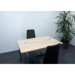 Hygiene Schutzglas 100x70 cm mit 2 Standfüßen, lichtgrau, auf einem Tisch. Spuckschutz für Büro und Gewerbe.