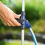 Detailaufnahme: Hand bedient Regler der LUX Gartendusche. Wasserschlauchanschluss sichtbar.