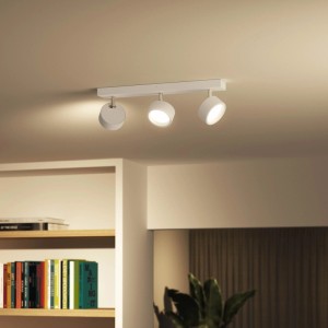 Weißer Bracia LED-Spotbalken mit drei verstellbaren Strahlern an der Decke, beleuchtet einen Wohnraum warmweiß.