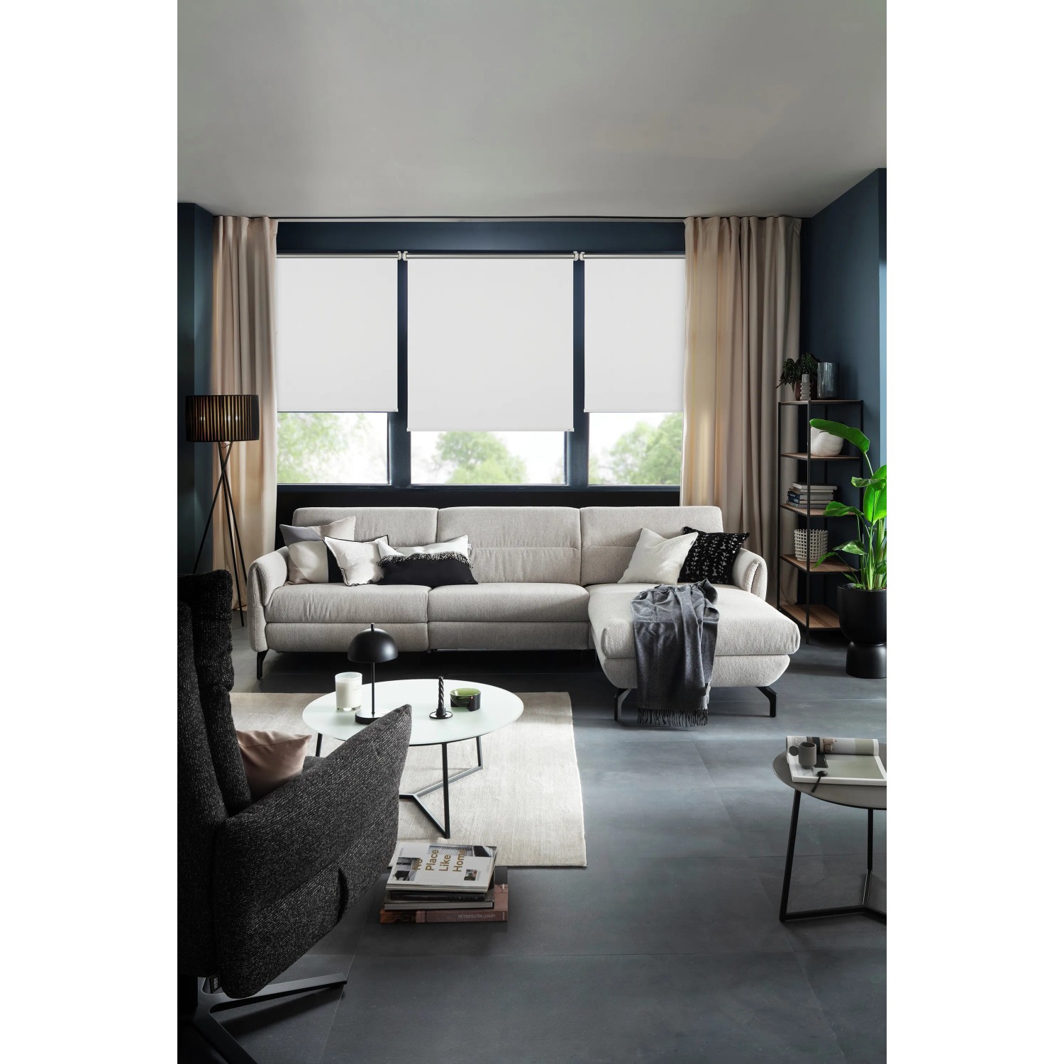 Schöner Wohnen Thermo-Rollo Martha, 45x150 cm, Weiß, im Wohnraum mit Couch und Fenster.