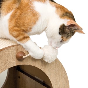 Katze spielt mit Spielzeug auf Vesper Katzenhöhle Minou in Eichenoptik.