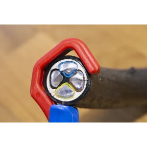 WEICON Kabelmesser 28-35: Abisolieren eines Kabels mit dem roten und blauen Werkzeug.