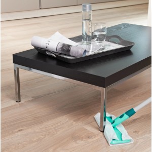 Leifheit Bodenwischer Clean & Away Click in Anwendung unter Tischbein.