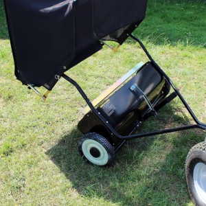 Schwarze Rasenkehrmaschine mit gekipptem 340L Auffangnetz auf Rasen. Laubsammler für Aufsitzmäher, 96 cm Kehrbreite.