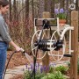Xpotool Metall-Schlauchtrommel an der Wand, Frau bewässert Garten. Robuster Gartenschlauch Aufroller mit Kurbel.