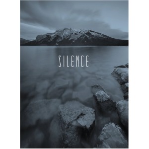 Komar Wandbild Word Lake Steel, 30x40 cm, mit Bergsee und dem Wort 'Silence'.