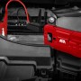 Rotes Apa Schnellstartsystem Lithium Powerpack 10.000 mAh mit Starthilfekabeln am Auto.
