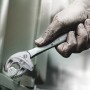 Wera Joker L Maulschlüssel (16-19 mm) im Einsatz an einer Schraube. Selbstjustierend und mit Ratschenfunktion.