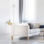 Weiße LED-Akku-Stehleuchte Euria (125 cm) im Wohnzimmer. Dekorative Außenleuchte mit warmweißem Licht.