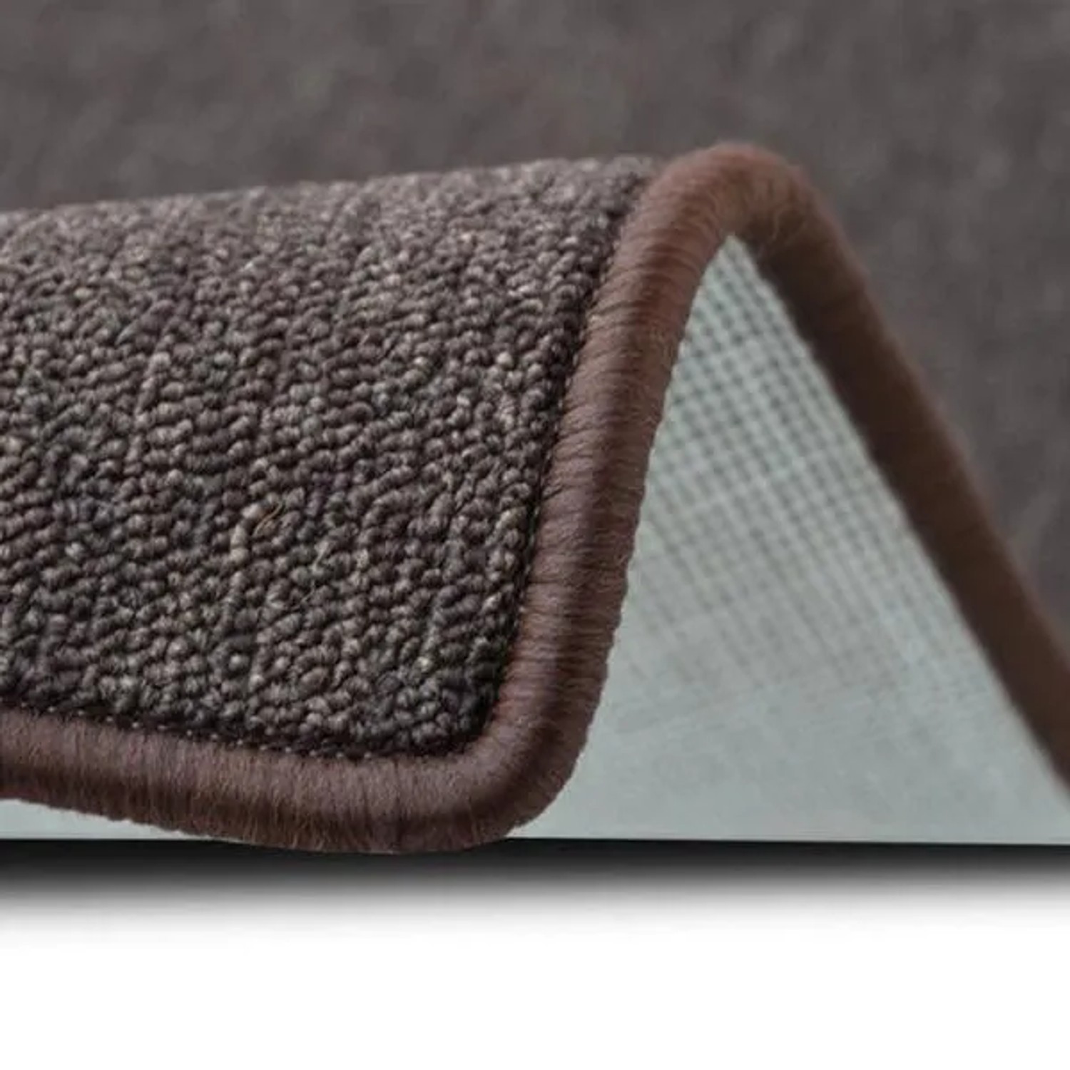Detailaufnahme: Dunkelbrauner Karat Teppichläufer London mit Schlingenflor und farblich passender Umkettelung.
