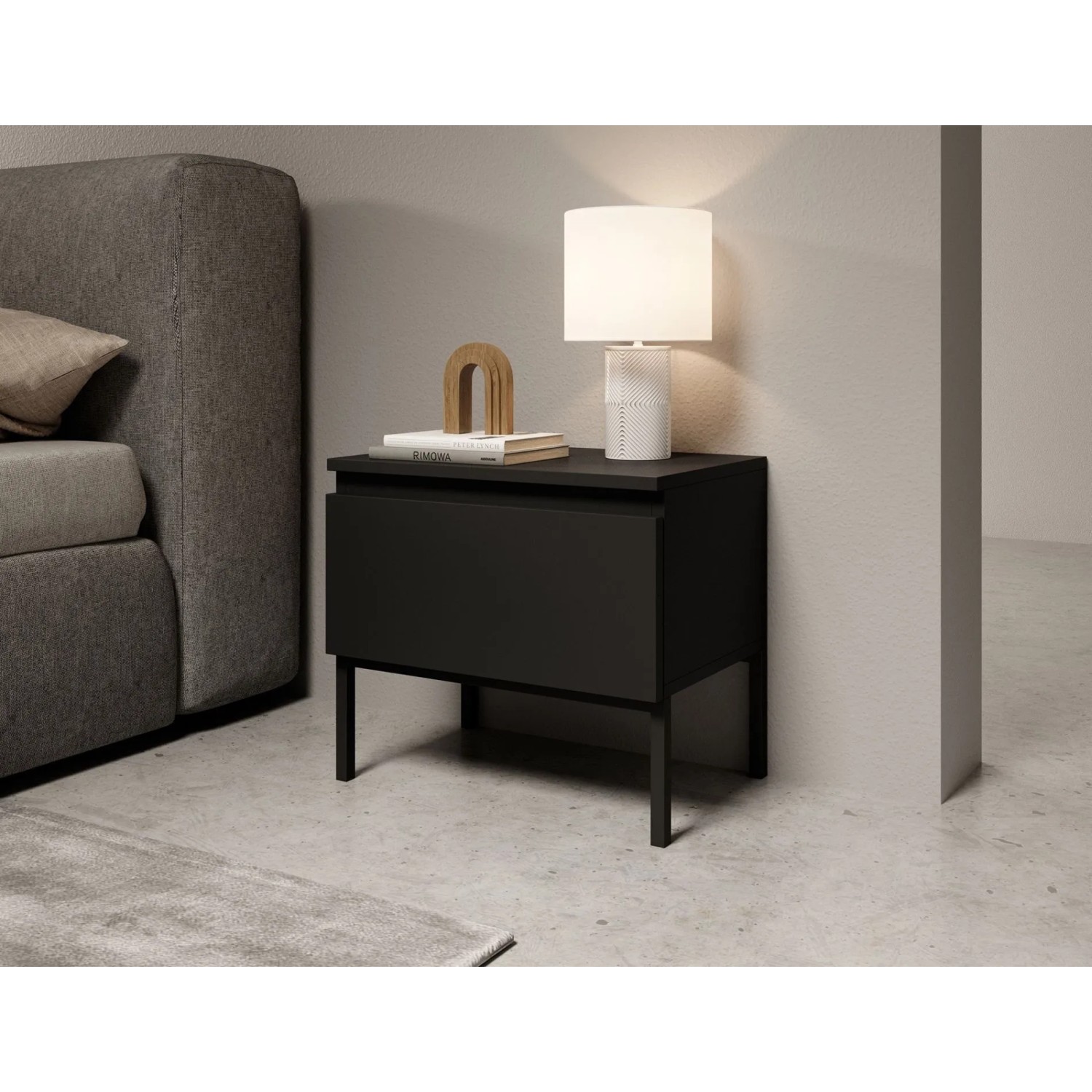 Moderner Selsey Nachttisch Bemmi Schwarz 49 cm mit mattem Finish, Schublade und schlanken Stahlfüßen.