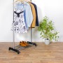 Verstellbare Rollgarderobe mit Kleidung und Schuhablage für textile Aufbewahrung.