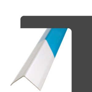 Edelstahl Kantenschutzprofil Silber mit blauer Schutzfolie für Kanten. Robustes Eckprofil für optimalen Schutz.
