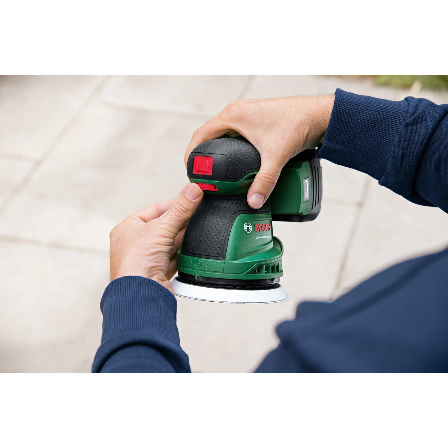 Bosch Akku-Exzenterschleifer UniversalOrbit 18V-20 in Aktion, Schleifmaschine für Heimwerker.