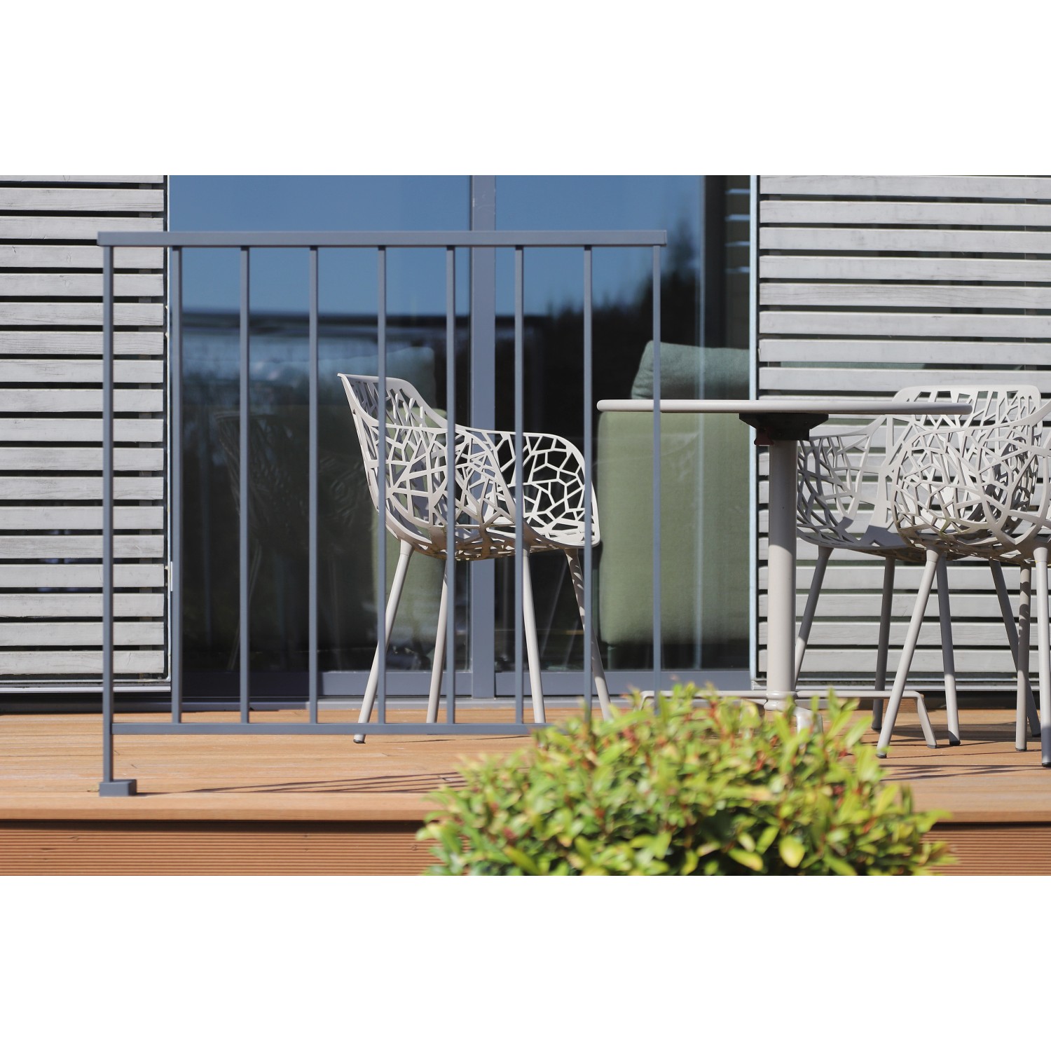 Anthrazitfarbenes Dieda Geländer-Set Linus aus Aluminium, 1000x1000 mm, auf einer Terrasse.