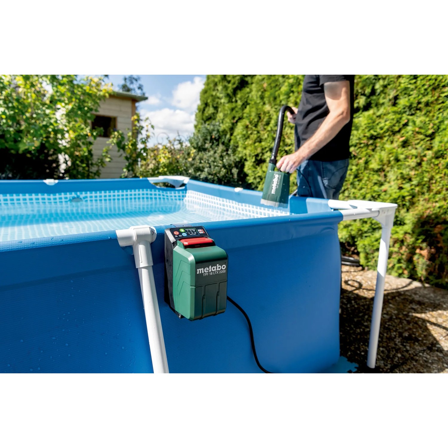 metabo Akku-Tauchpumpe TPF 18 LTX 2200 am Pool, Gartenbewässerung. Elektro-Pumpe mit Akku.