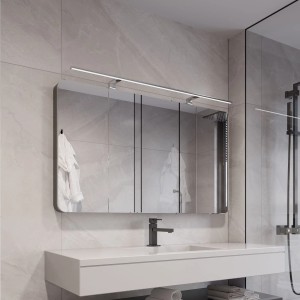 Chromfarbene Spectraline LED Spiegelleuchte 120cm über einem Badezimmerspiegel.