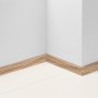 Parador Sockelleiste SL 3 Eiche D026, 40mm hoch, an Wand und Boden montiert.
