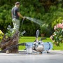Gartenpumpe GP 3800E mit Saugschlauch (900 W) im Einsatz zur Gartenbewässerung.