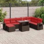 Braune 9-teilige Garten-Sofagarnitur aus Poly Rattan mit roten Kissen und Tisch mit Glasplatte.