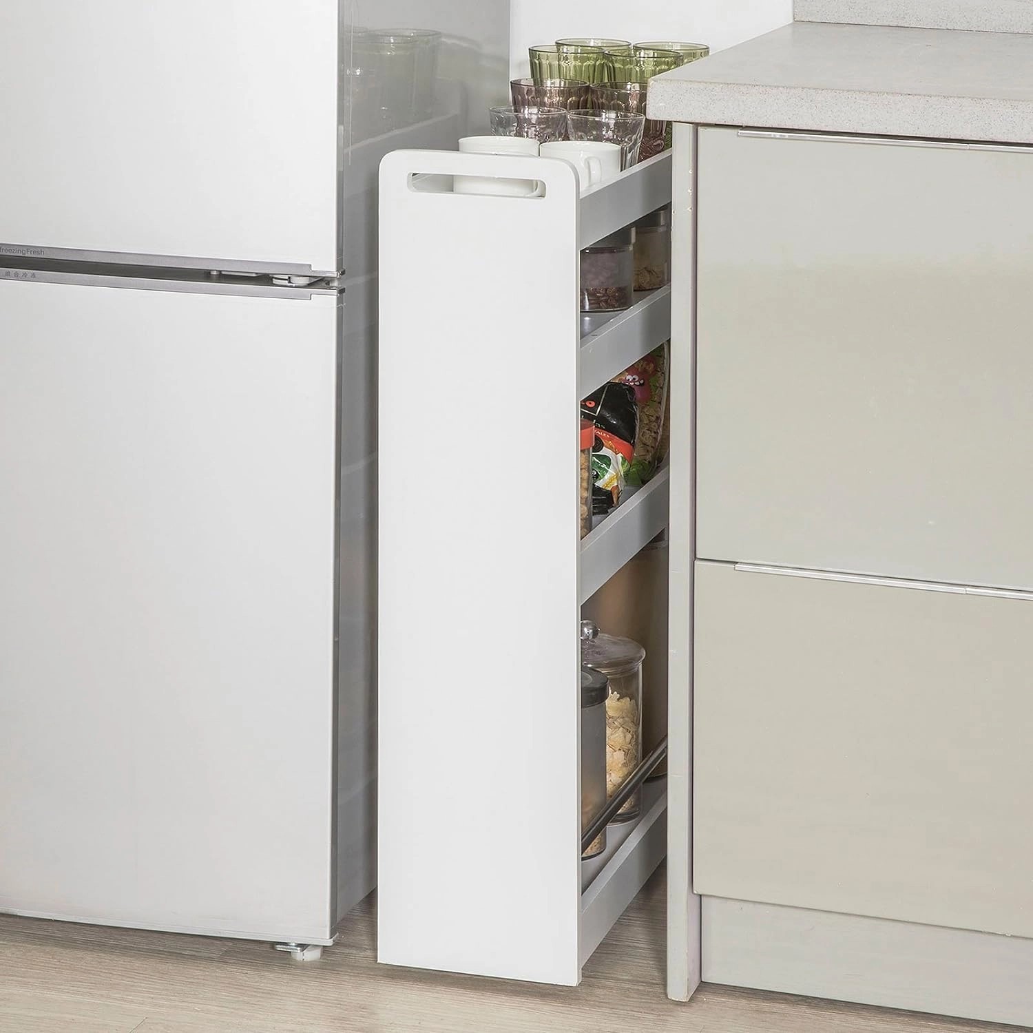 Weißes SoBuy Nischenregal mit 4 Ablagen und Rollen, ideal für Küche und Bad.