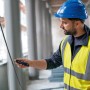 Mann prüft mit dem Bosch Professional GVD 1000-17 Spannungsprüfer eine Leitung auf einer Baustelle.