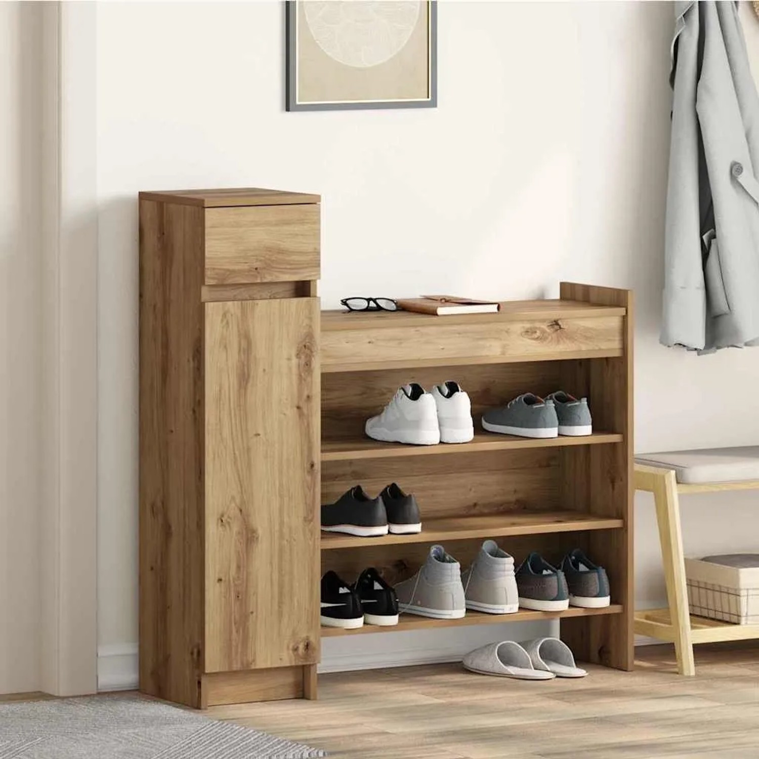 Schuhschrank Eiche handwerklich mit offenen Regalen, Schublade und Tür, gefüllt mit Schuhen im Flur.