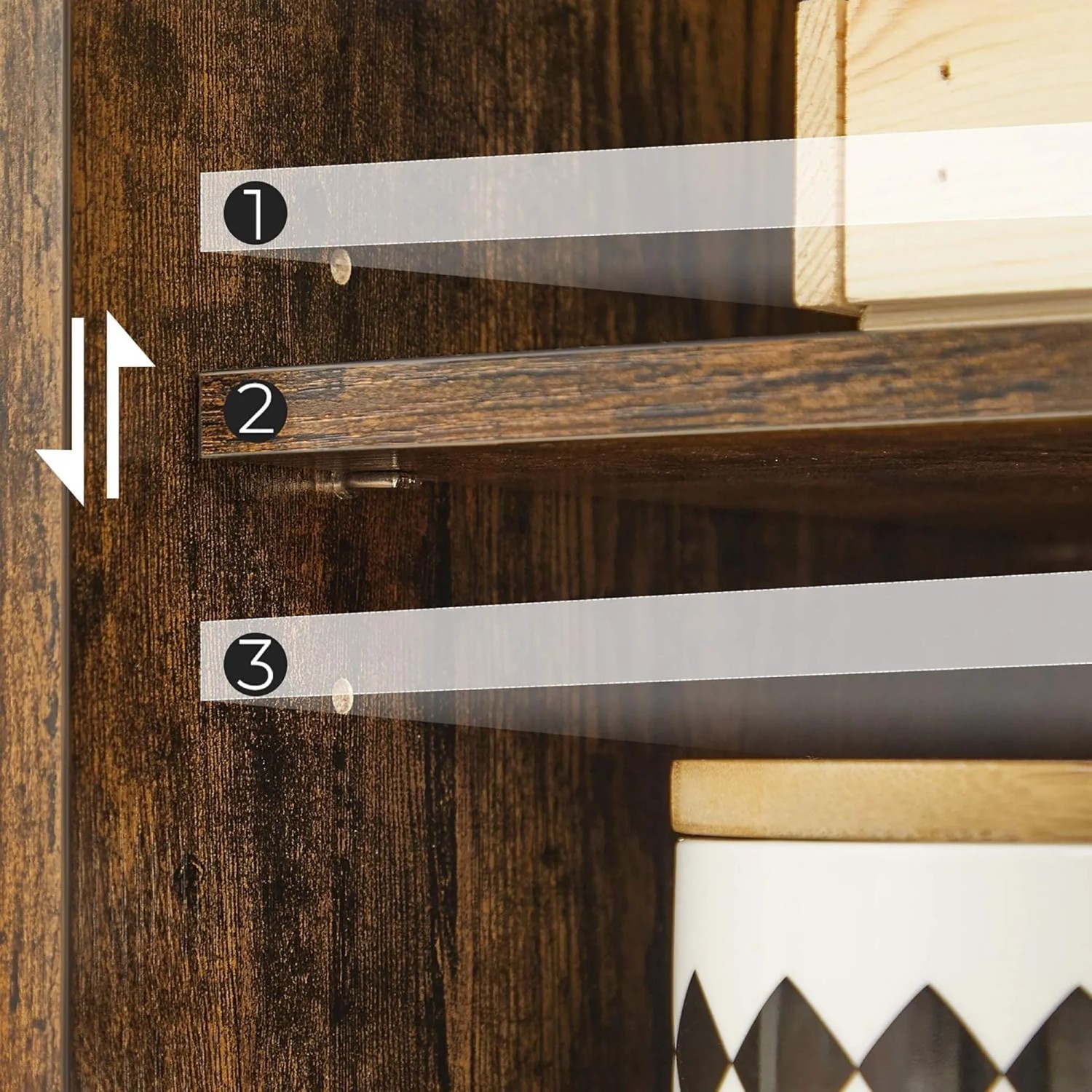 Detailaufnahme: Höhenverstellbare Ablagen im braunen Songmics Badezimmerschrank Hanis.