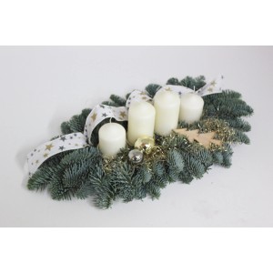 Adventsgesteck mit 4 creme-farbenen Kerzen, Tannenzweigen, Schleife und Deko.