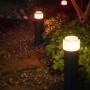 Philips Hue Calla Sockelleuchte im Garten. LED-Gartenleuchte mit warmweissem Licht.
