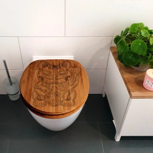 Banjado WC-Sitz aus Bambus mit Winkekatze-Gravur und Absenkautomatik.