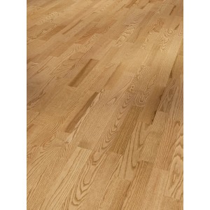 Parador Parkett Classic 3060, Esche Amarone Braun, 3-Stab, matt lackiert, Nahaufnahme.