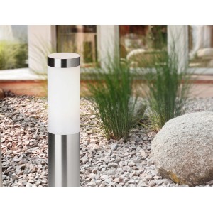 Außensockelleuchte Kinna aus Edelstahl mit weißem Lampenschirm im Garten.