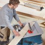 Bosch Professional GTS 635-216 Tischkreissäge im Einsatz beim Holzzuschnitt.