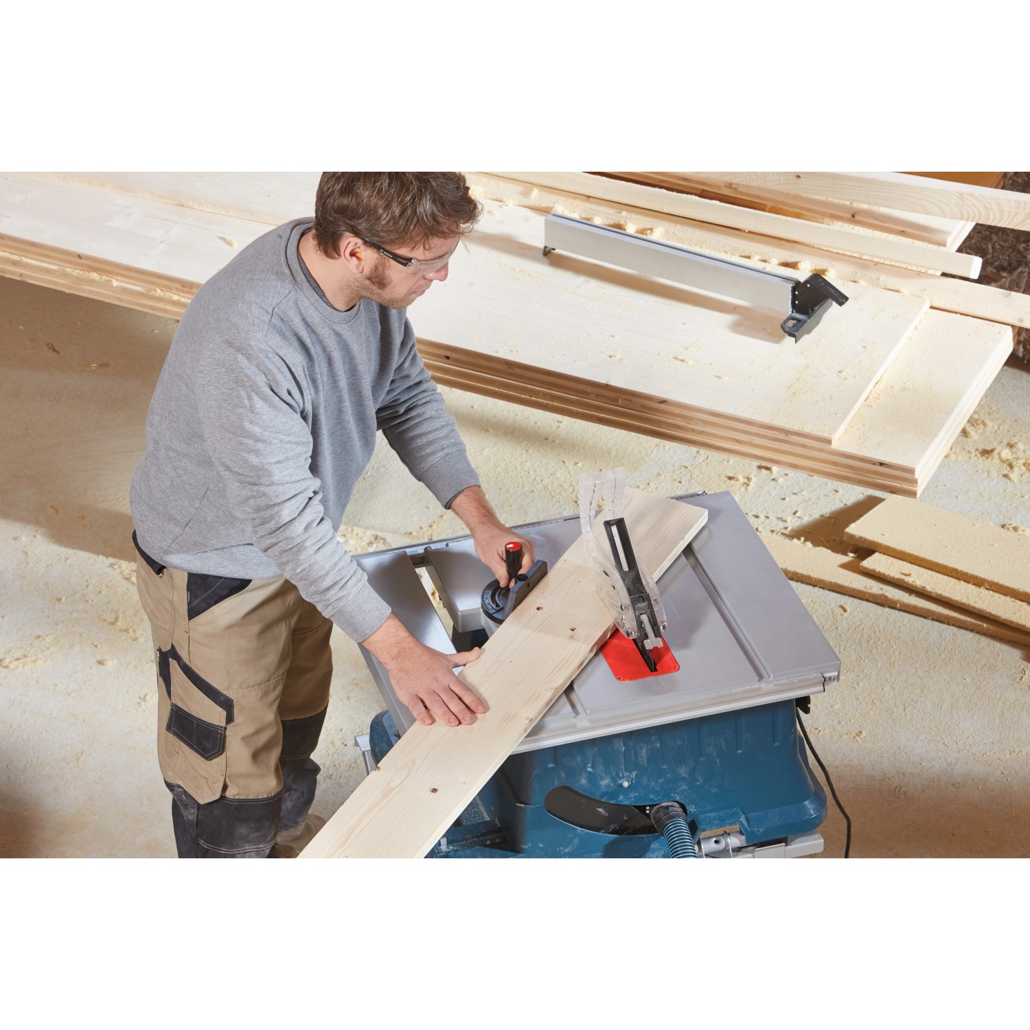 Bosch Professional GTS 635-216 Tischkreissäge im Einsatz beim Holzzuschnitt.