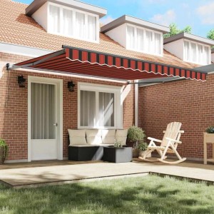 Ausgefahrene vidaXL Markise in Orange-Braun gestreift über Terrasse am Ziegelhaus. Sonnenschutz für Garten.