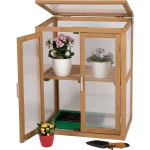 Offenes Mini-Gewächshaus Framy2 von needs&wants aus Holz mit Pflanzen und Gartengerät.