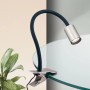 Orion LED Klemmleuchte, 5W, silber matt, mit flexiblem Schwanenhals am Tisch befestigt.