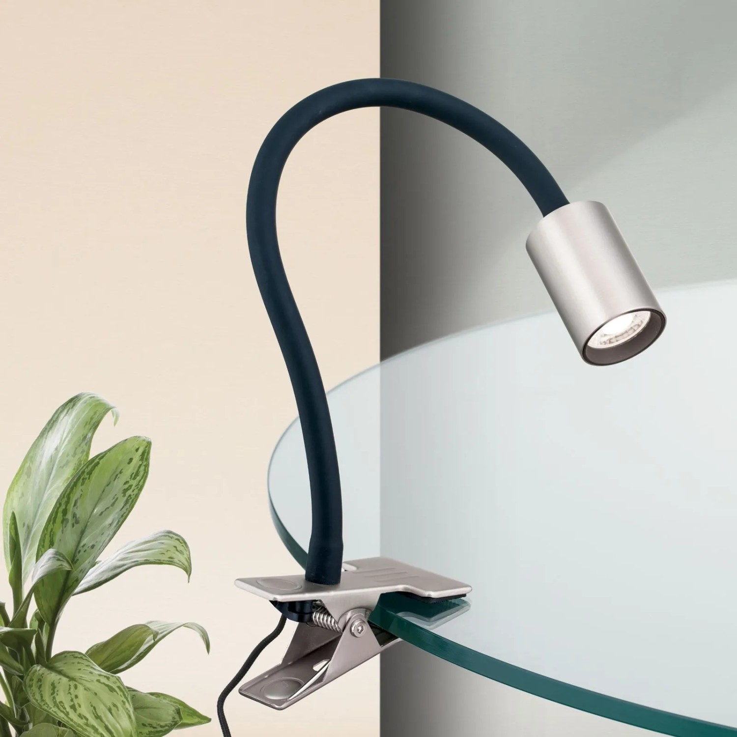 Orion LED Klemmleuchte, 5W, silber matt, mit flexiblem Schwanenhals am Tisch befestigt.