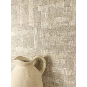 Beige Vliestapete Josip mit grafischem Muster und Textiloptik. Dekorative Tapete für Wohnräume.