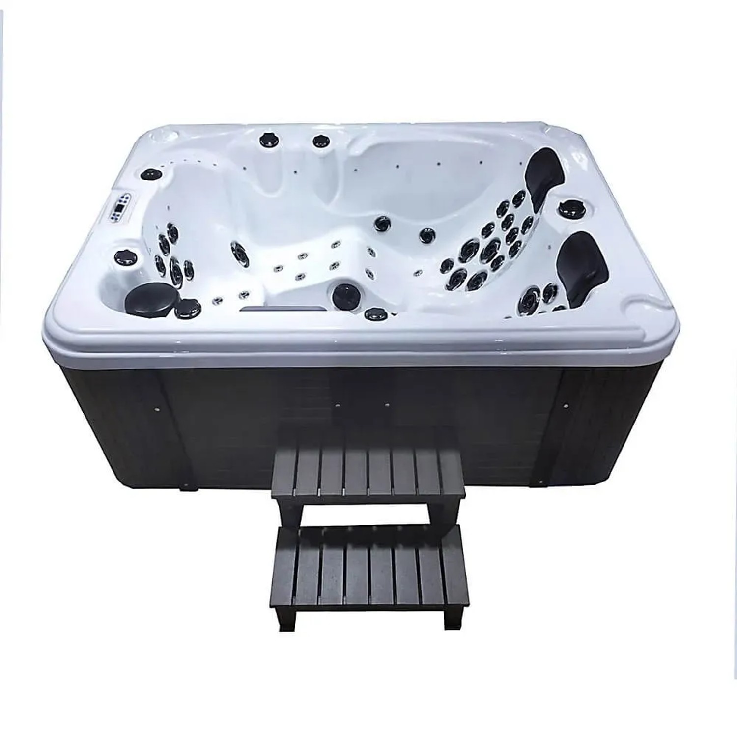 Home Deluxe Outdoor Whirlpool Beach Plus für 2 Personen mit Treppe und grauer WPC-Verkleidung.