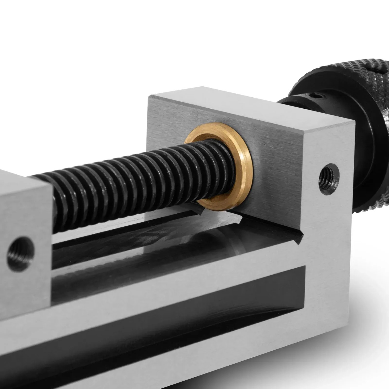 Detailaufnahme eines EBERTH Präzisionsschraubstocks mit Spindel und 50mm Backenbreite.