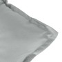 Nahaufnahme einer hellgrauen Gartenbank-Auflage aus Polyesterstoff, mit sichtbaren Nähten und Textur.