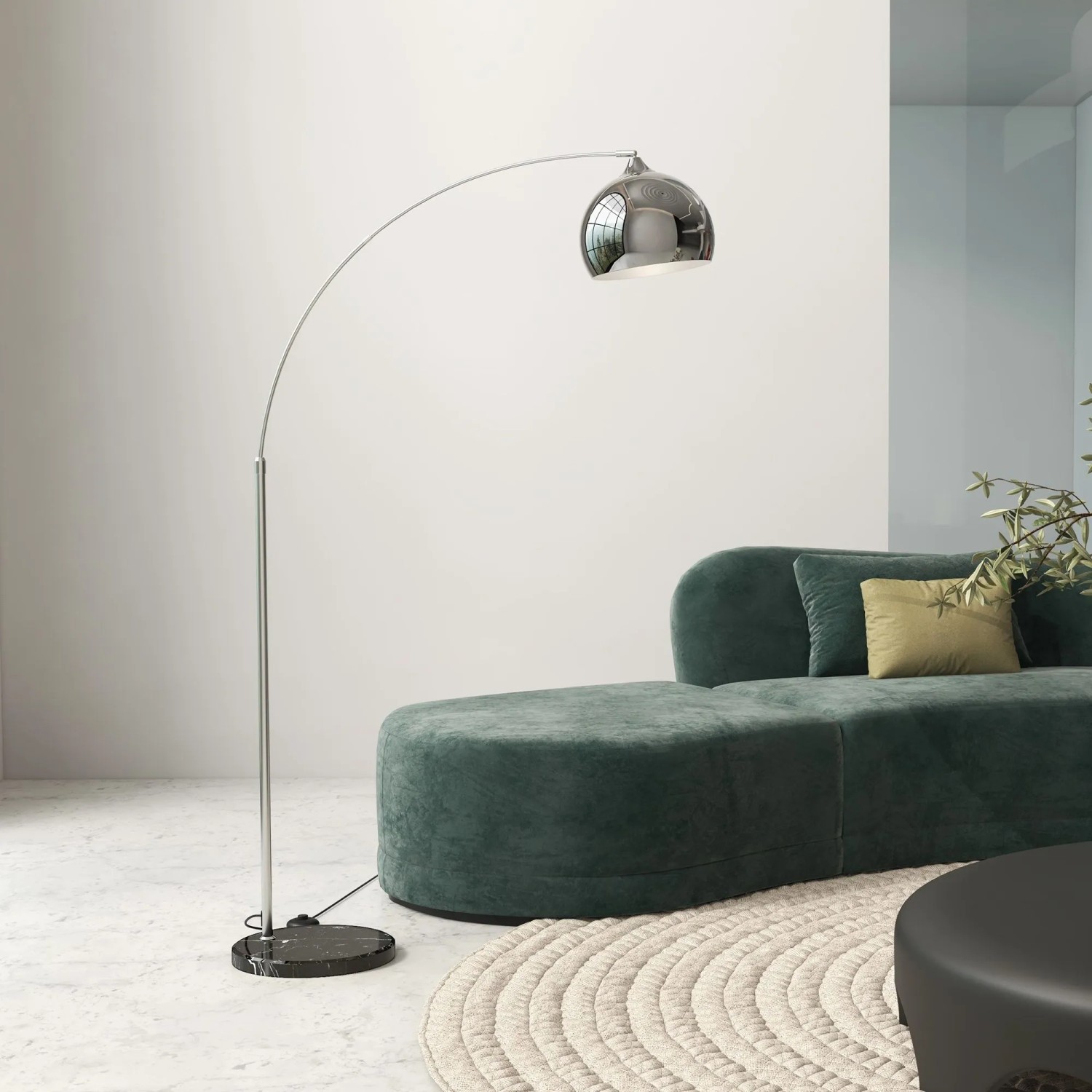 Moderne HOMCOM Bogen-Stehlampe, silber, höhenverstellbar, mit Marmorsockel, neben grünem Sofa. Ideal für Innenleuchten.