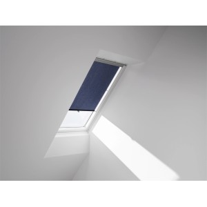 Blaues VELUX Rollo Uni RHL F00 9050 im Dachfenster, für Sichtschutz und Abdunkelung.