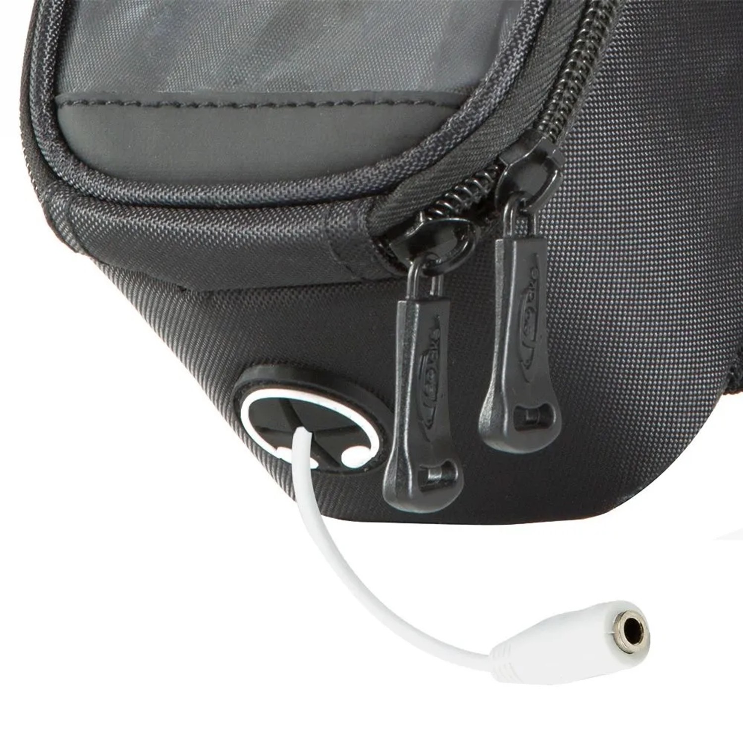 Detailaufnahme: Tectake Fahrradtasche mit Reißverschluss und Kopfhörerkabel.