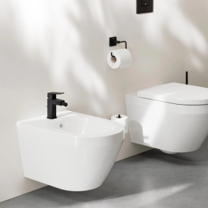 Moderne Grohe Einhand-Bidetarmatur Dice in Mattschwarz auf weißem Wand-Bidet im stilvollen Badezimmer.