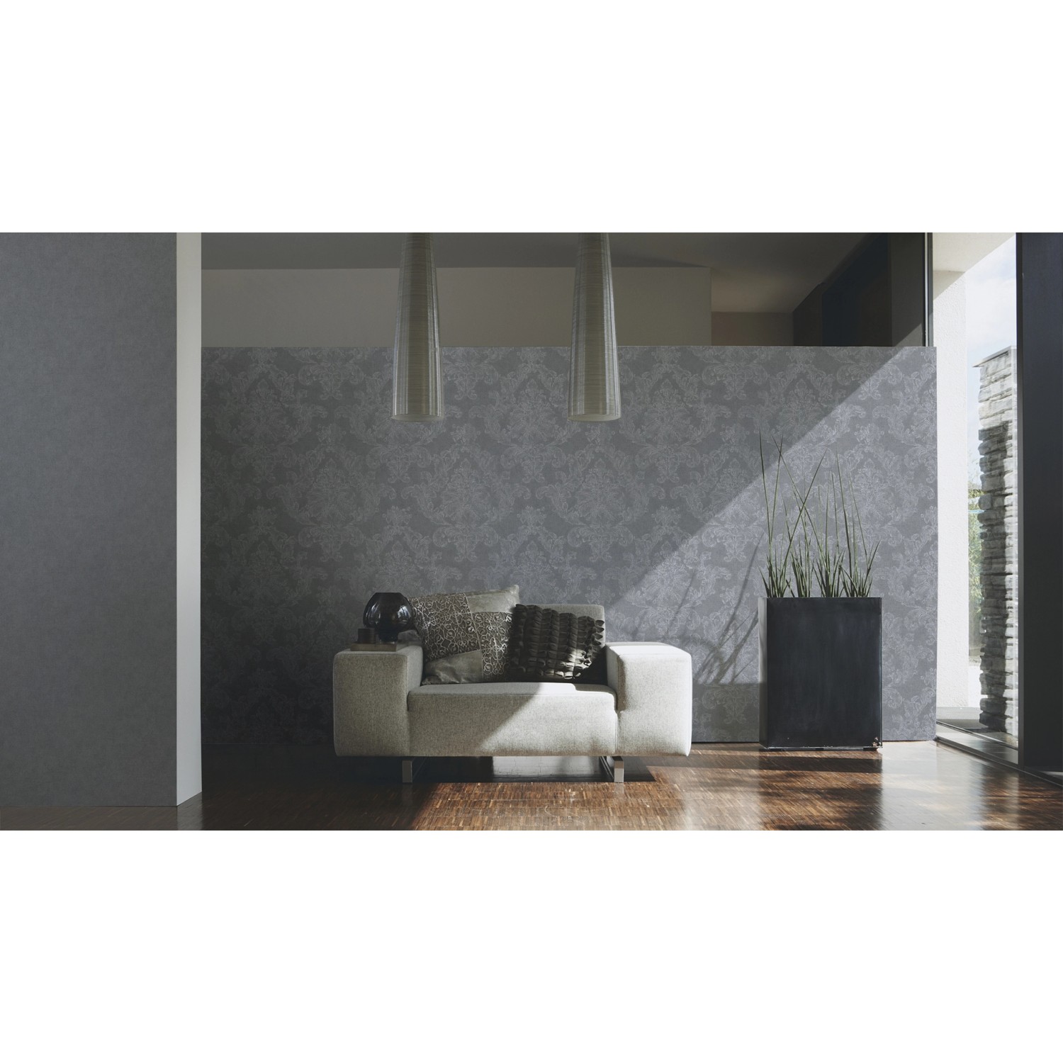Graue Vliestapete Elegance 3 mit Ornament-Muster im Wohnraum.