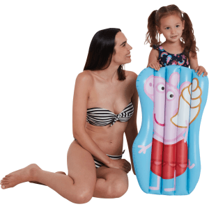 Mutter und Kind mit Peppa Pig Luftmatratze (50x66cm) im Wasser.