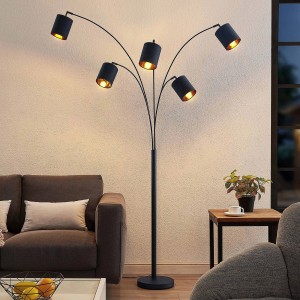 Schwarze Lindby Bogenleuchte Abiram mit 5 Lampenschirmen im Wohnzimmer.